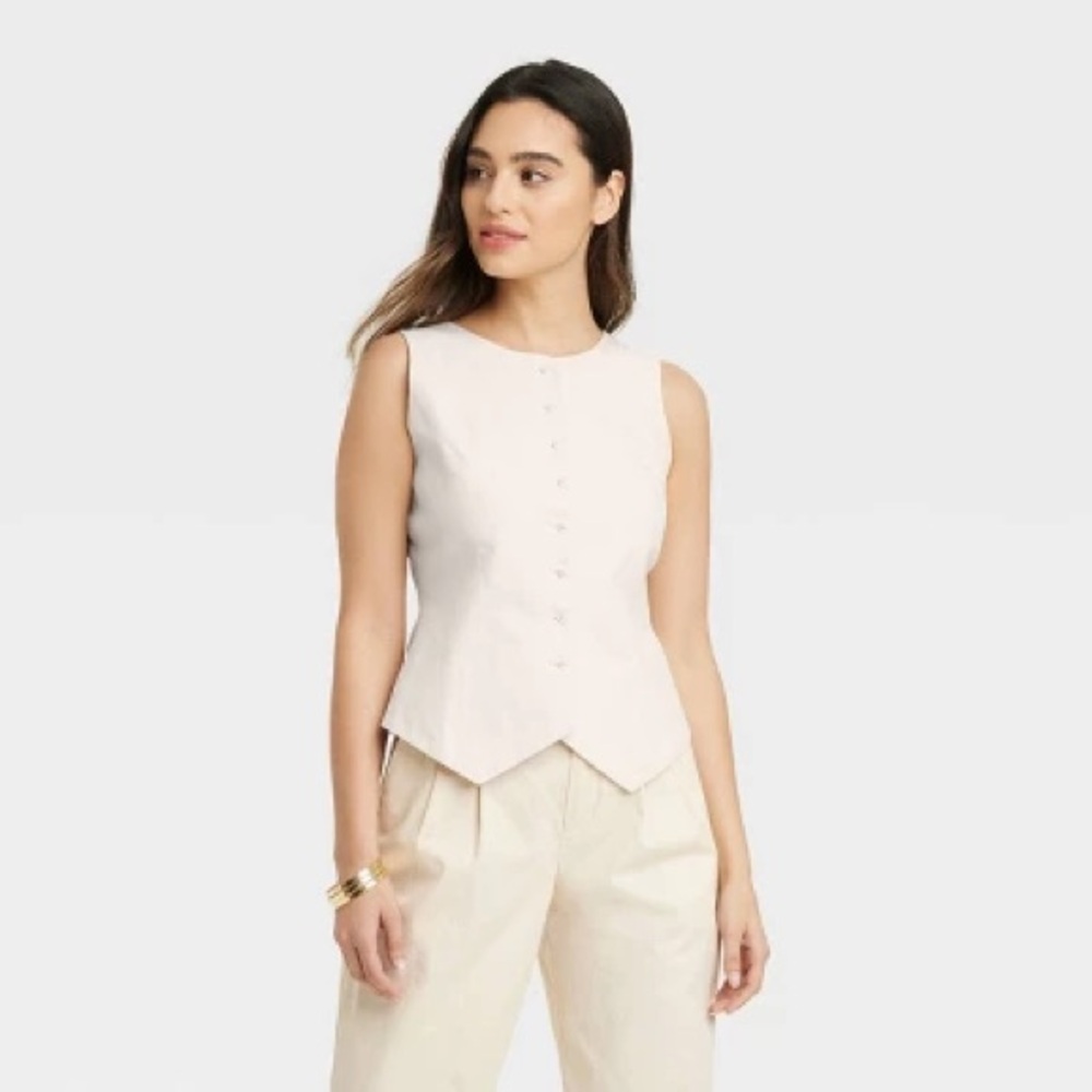 NWT (Never worn!) a new day Vest in Cream. Size M.